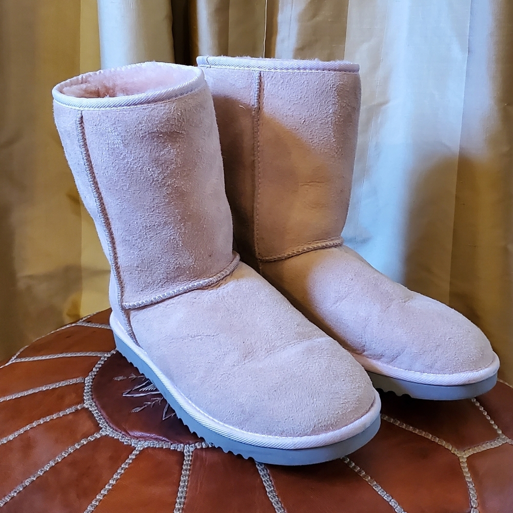 Ugg Women's Classic Short size 9
